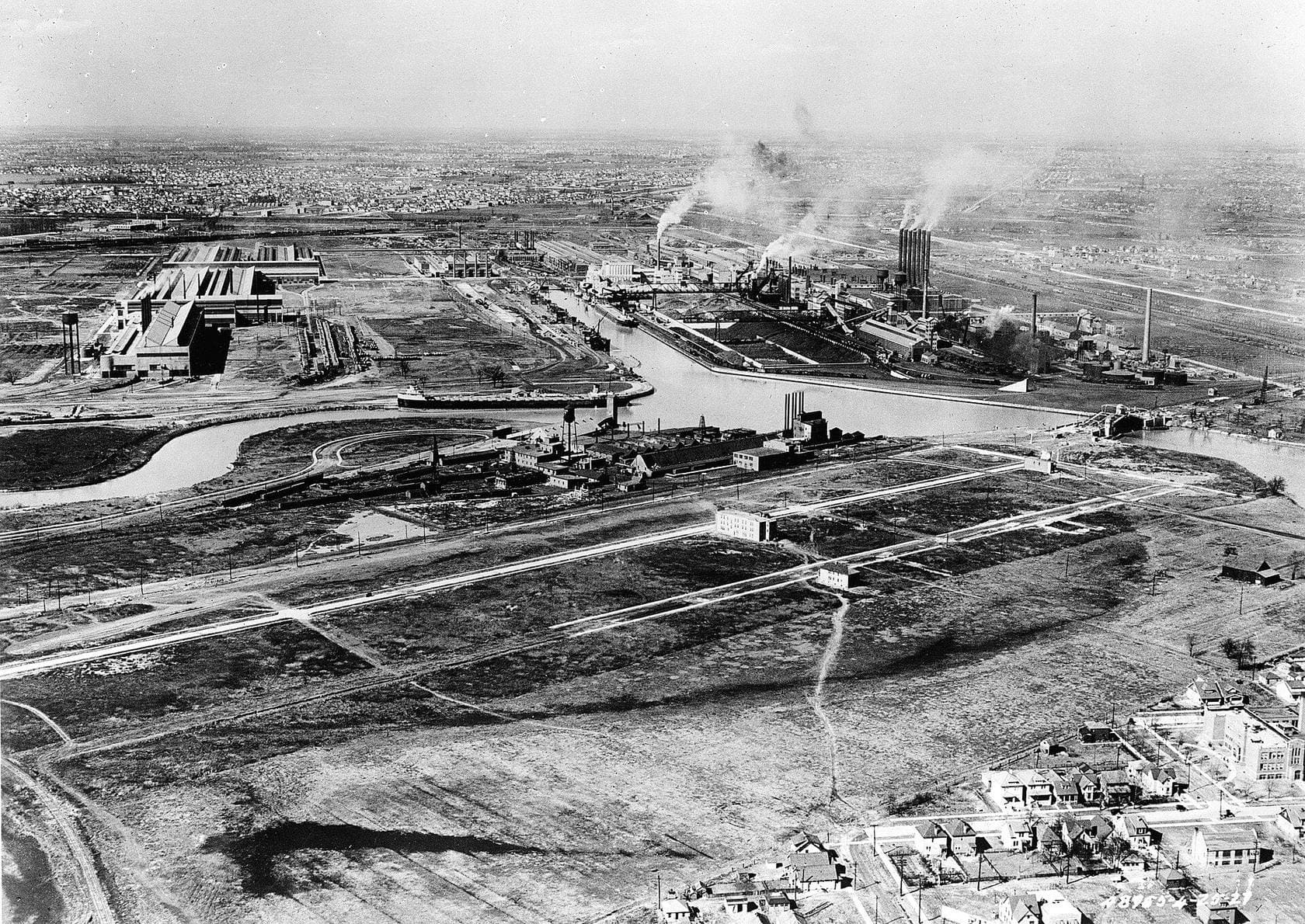 Aerial photograph of the Ford River Rouge complex beside the Rouge River, around 1927.